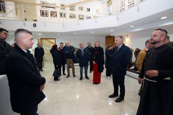 Predsjedavajući Doma naroda i predsjedavajući Delegacije PSBiH u PSNATO Kemal Ademović sa učesnicima 105. Rose Roth seminara PSNATO posjetili Franjevački samostan Duha svetog i Muzej Franjevačkog samostana u Fojnici